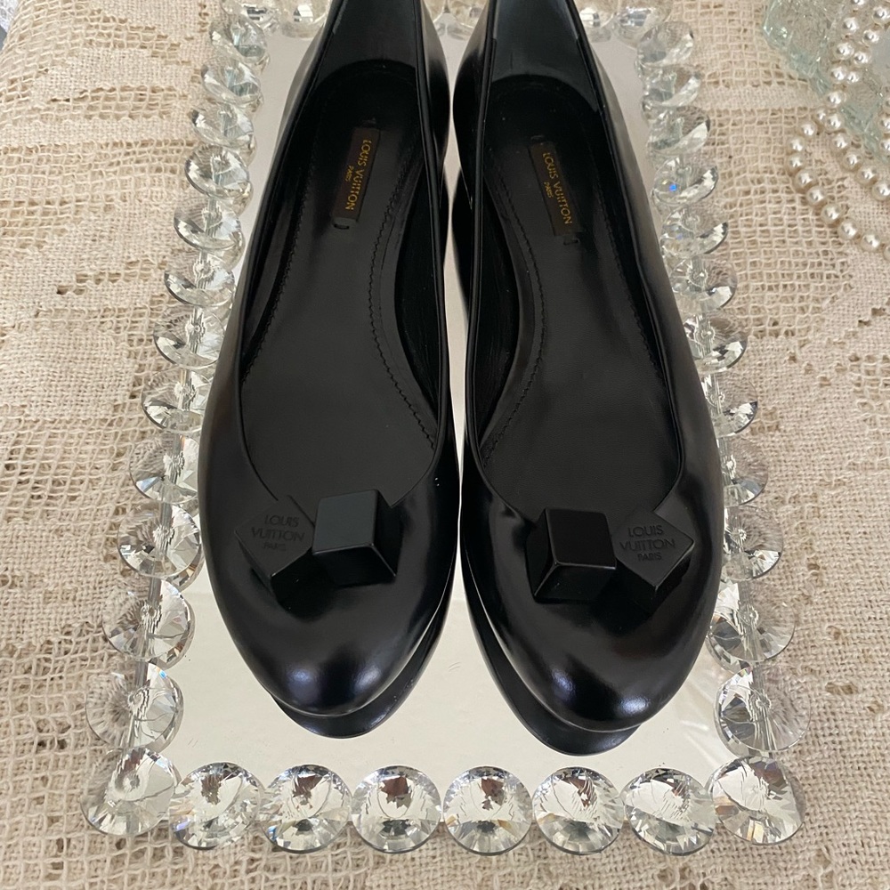 SOLD. Louis Vuitton authentic flats